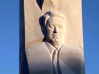 Борис Ельцин-памятник